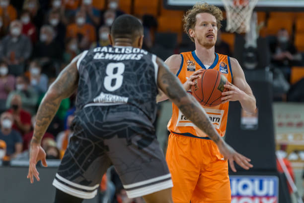 在他出席的 在他出席的