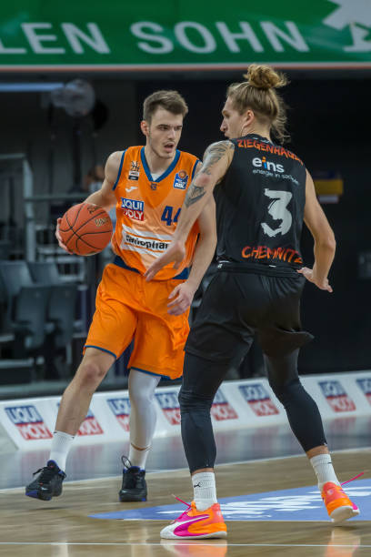 但在脚下出 但在脚下出